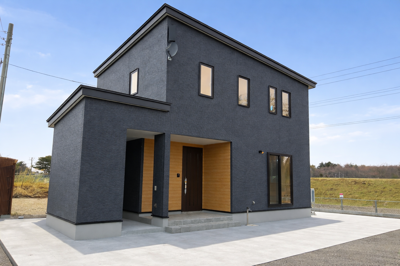 潟上市　在来工法「外部収納と無垢板張り内装の家」